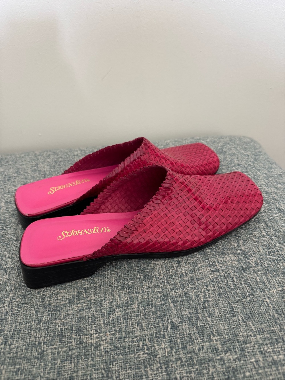 St. John’s Bay Leather Mules Women’s 8 in Raspberry Pink - Picture 4 of 5